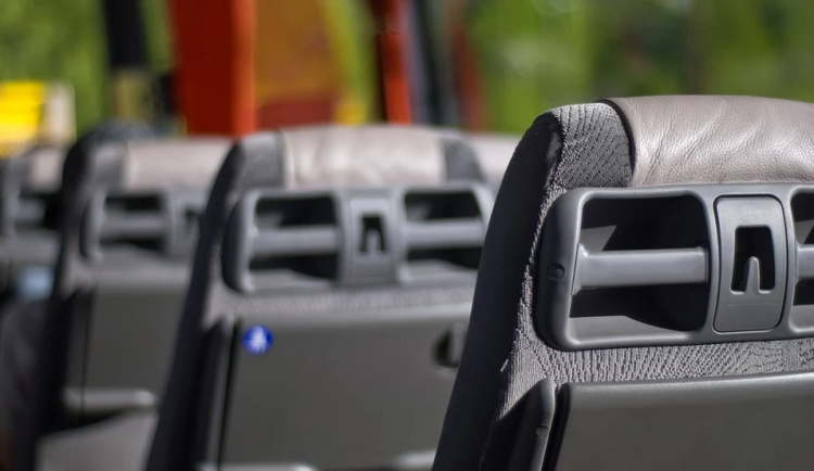 Polovině zájezdových dopravců hrozí krach, krize potrvá do jara