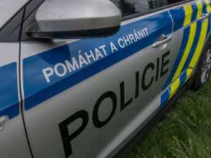 Muž v kšiltovce a s šátkem přepadl benzinku v Polné. Obsluze vyhrožoval s nožem v ruce