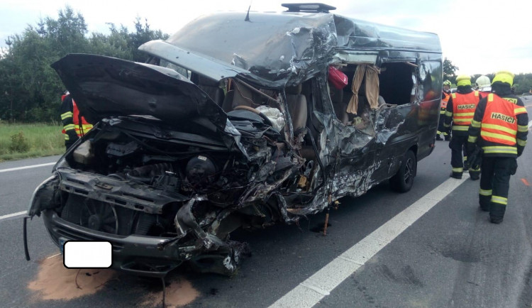 Čelní střet náklaďáku a dodávky si vyžádal dva životy, dalších sedm je zraněných