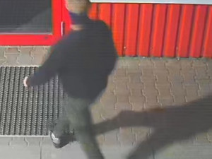 VIDEO: Policisté zveřejnili další informace o lupiči v Polné. Z benzinky měl odjet v modré Fabii