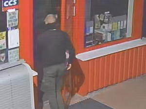 VIDEO: Policisté zveřejnili další informace o lupiči v Polné. Z benzinky měl odjet v modré Fabii