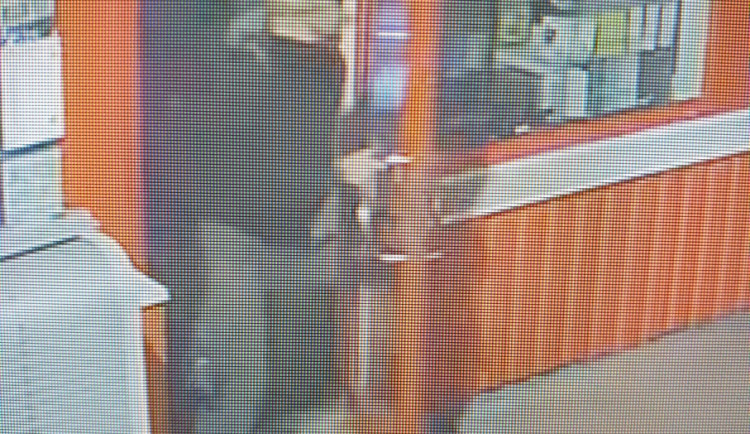 Policisté zveřejnili další informace o lupiči v Polné. Z benzinky měl odjet v modré Fabii