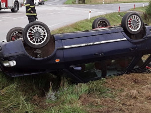 Řidička skončila se svým autem na střeše. Zdravotníci ji ošetřili na místě