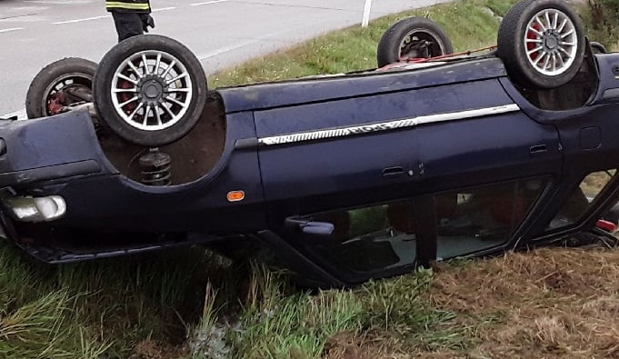 Řidička skončila se svým autem na střeše. Zdravotníci ji ošetřili na místě