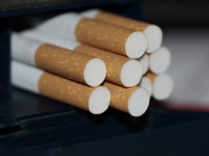 Zloděj se vloupal do prodejny se smíšeným zbožím. Sebral cigarety za skoro 50 tisíc