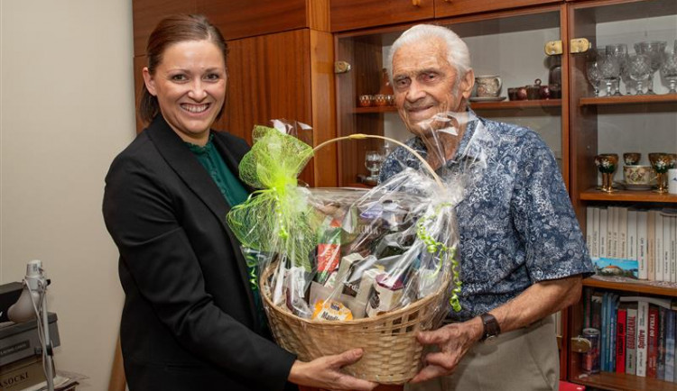 Jedním z posledních jubilantů, kterým předala dar primátorka města Jihlavy Karolína Koubová osobně, je stoletý Stanislav Sládek