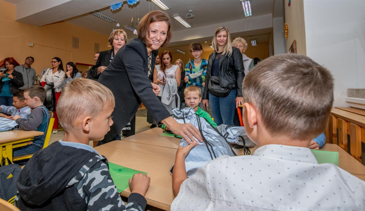 FOTO: Školní rok začal. Primátorka Jihlavy Koubová přivítala prvňáčky na ZŠ Kollárova