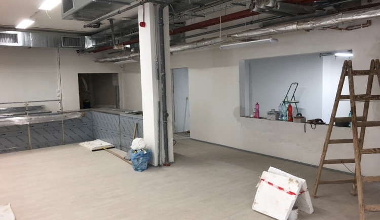 Práce v jihlavské nemocniční jídelně jsou v plném proudu. Strávníky čeká větší komfort