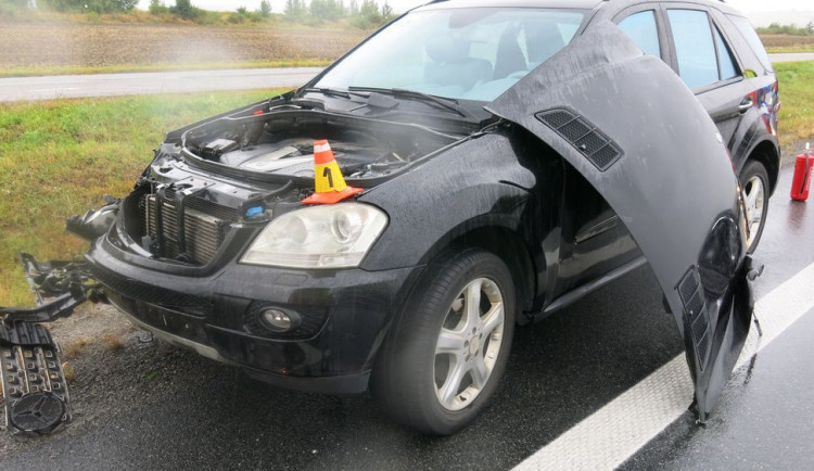 Řidič SUV naboural do předjížděného kamionu hned dvakrát