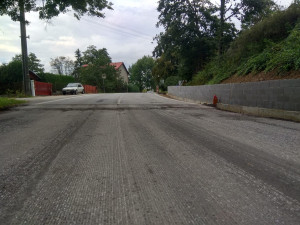 Kostelec se řidičům na 3 měsíce uzavřel. Přibydou chodníky a zlepší se povrch vozovky