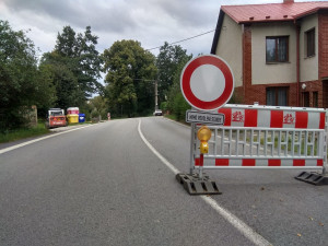 Kostelec se řidičům na 3 měsíce uzavřel. Přibydou chodníky a zlepší se povrch vozovky