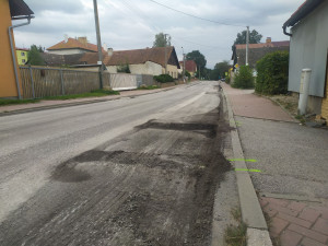 Kostelec se řidičům na 3 měsíce uzavřel. Přibydou chodníky a zlepší se povrch vozovky