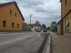 Kostelec se řidičům na 3 měsíce uzavřel. Přibydou chodníky a zlepší se povrch vozovky