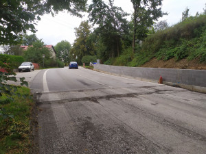 Kostelec se řidičům na 3 měsíce uzavřel. Přibydou chodníky a zlepší se povrch vozovky