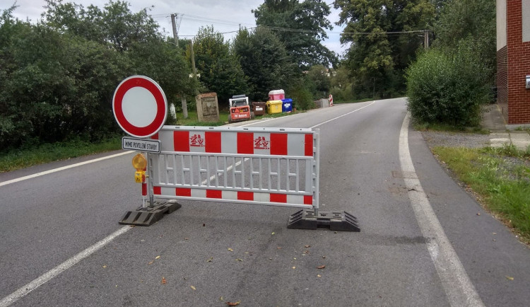 Kostelec se řidičům na 3 měsíce uzavřel. Přibydou chodníky a zlepší se povrch vozovky