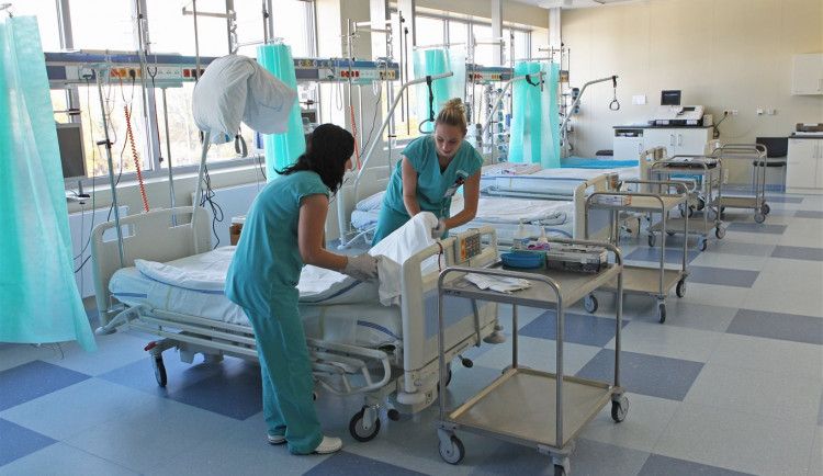 Jihlavská nemocnice i kvůli koronaviru potřebuje dovybavit JIP. Denně použije 1500 ústenek