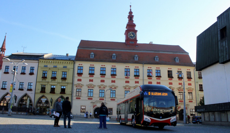 První jízda parciálním trolejbusem. Po skoro 30 letech zajel i do Benešky