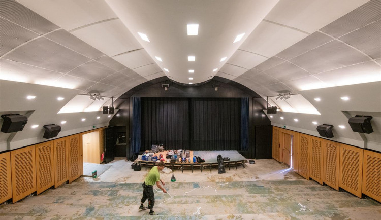 Do kina Dukla za intenzivnějšími zážitky. Město zaplatilo nový zvukový systém a sedačky