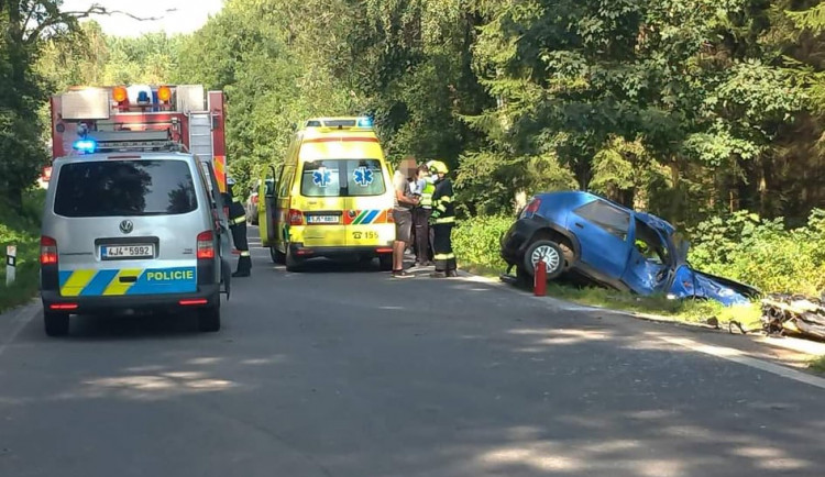 Záchranáře zaměstnala nehoda osobáku s motorkou. Vrtulník dopravil zraněného řidiče do brněnského traumacentra