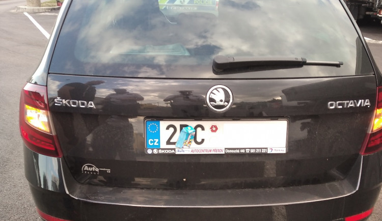Zběsilá jízda řidiče Octavie. Registrační značku si na D1 zakryl obalem od bonbonů