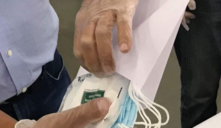 Senioři s trvalým pobytem na Masarykově náměstí 1 si roušky vyzvednou na poště