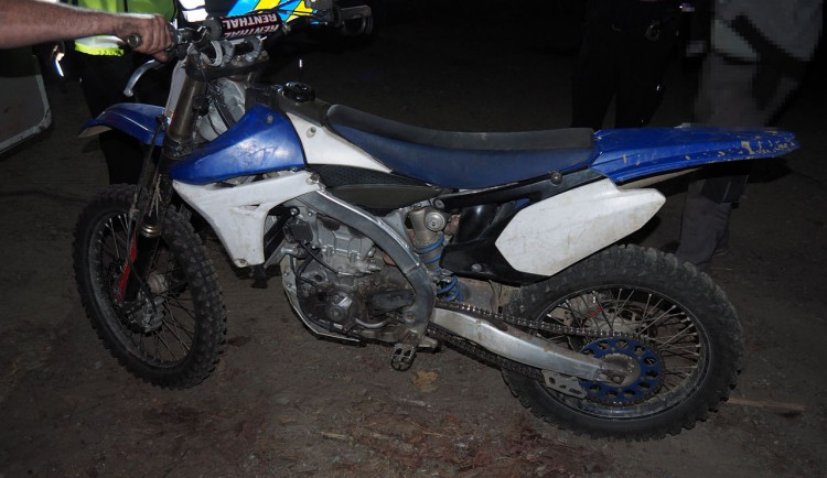 Motorkář narazil do stromu v lese a vážně se zranil. Neměl řidičák ani registrační značku