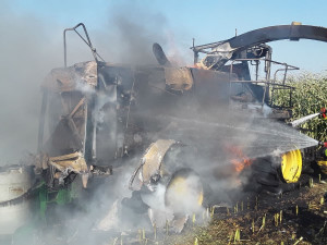 Hasiči na poli bojovali s požárem řezačky. Škoda se dostala na 3,5 milionu korun