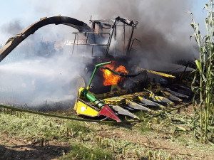 Hasiči na poli bojovali s požárem řezačky. Škoda se dostala na 3,5 milionu korun