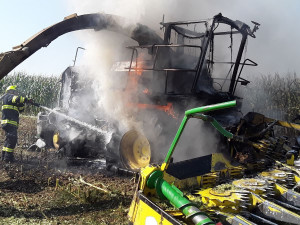 Hasiči na poli bojovali s požárem řezačky. Škoda se dostala na 3,5 milionu korun