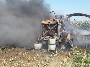 Hasiči na poli bojovali s požárem řezačky. Škoda se dostala na 3,5 milionu korun