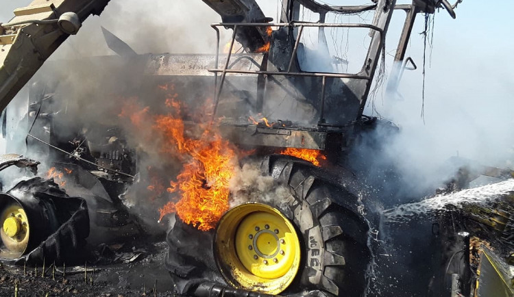 Hasiči na poli bojovali s požárem řezačky. Škoda se dostala na 3,5 milionu korun