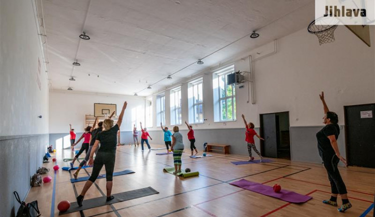 Tělocvična na Křížové ulici dostala nový kabát. Zbývá opravit sociální zařízení a šatny