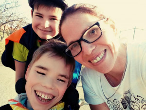 Lukáš z Jihlavy bojuje s mozkovou obrnou. On je má škola života, říká maminka Katka