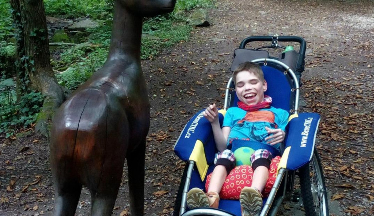 Lukáš z Jihlavy bojuje s mozkovou obrnou. On je má škola života, říká maminka Katka