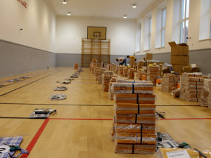 Státní vlajka, baterka, ale i dezinfekce a roušky. Přípravy na krajské volby vrcholí