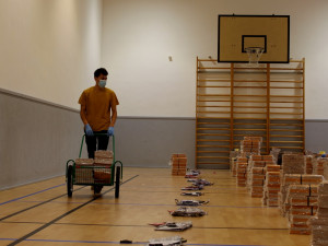 Státní vlajka, baterka, ale i dezinfekce a roušky. Přípravy na krajské volby vrcholí