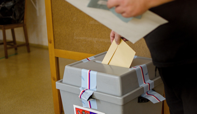 Dvaašedesát voličů na Vysočině hlasovalo do přenosné urny. Jeden člověk se voleb nakonec nezúčastnil