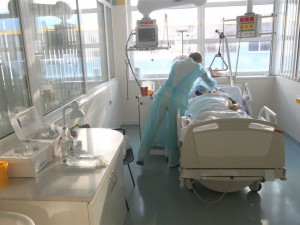Devět pacientů jihlavské nemocnice je napojeno na plicní ventilaci. Lidé stále mohou finančně pomáhat