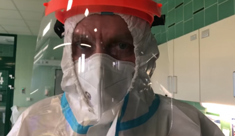 VIDEO: Jihlavský anesteziolog: Staří lidé se na ventilaci nenapojují. Formulace lékaře byla nešťastná, zní z  nemocnice