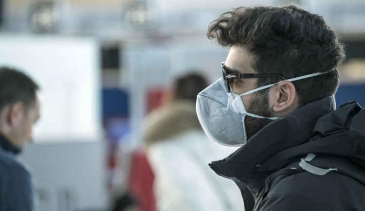 Respirátory pro školy začnou hasiči na Vysočině rozvážet v pátek