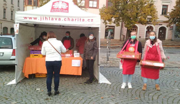 Lidé v Jihlavě koupili koláče za 96 tisíc korun. Peníze poputují na hospicové služby
