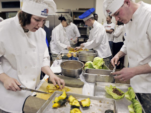 Uzavření škol ovlivní i jídelny, někde chtějí dál vařit. Škoda vznikne hlavně na čerstvé zelenině