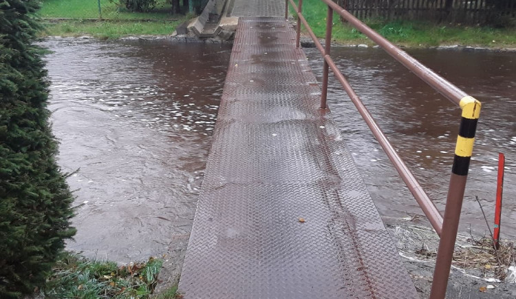 Na řece Svratce zbývá pár centimetrů k dosažení stavu ohrožení. Lidé počítají s případným opuštěním domovů