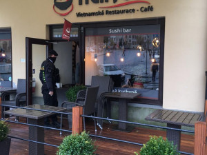 VIDEO: Policie kontroluje roušky nebo konzumaci alkoholu. Za den zjistila 80 porušení