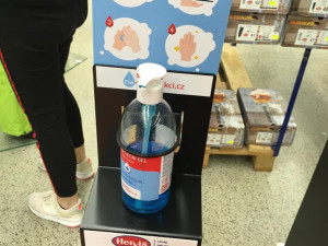 VIDEO: Policie kontroluje roušky nebo konzumaci alkoholu. Za den zjistila 80 porušení