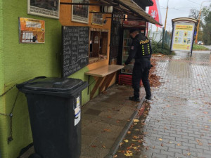 VIDEO: Policie kontroluje roušky nebo konzumaci alkoholu. Za den zjistila 80 porušení