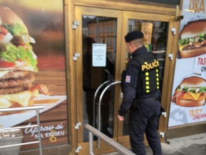 VIDEO: Policie kontroluje roušky nebo konzumaci alkoholu. Za den zjistila 80 porušení