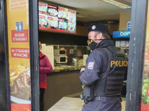 VIDEO: Policie kontroluje roušky nebo konzumaci alkoholu. Za den zjistila 80 porušení