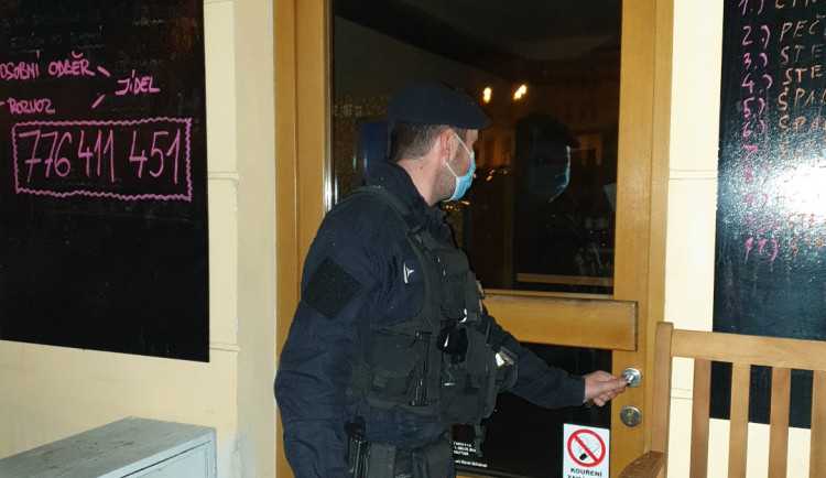 Policie kontroluje roušky nebo zákaz konzumace alkoholu. Za den zjistila 80 porušení