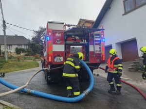 Hasiči likvidovali požár v Popicích, škoda je 1,5 milionu. Hořelo asi kvůli závadě nabíječky